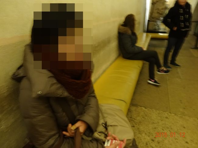 そして、キツイ螺旋階段を上りきったところに、一休みできる長いソファーが。<br />これがあって助かりました。