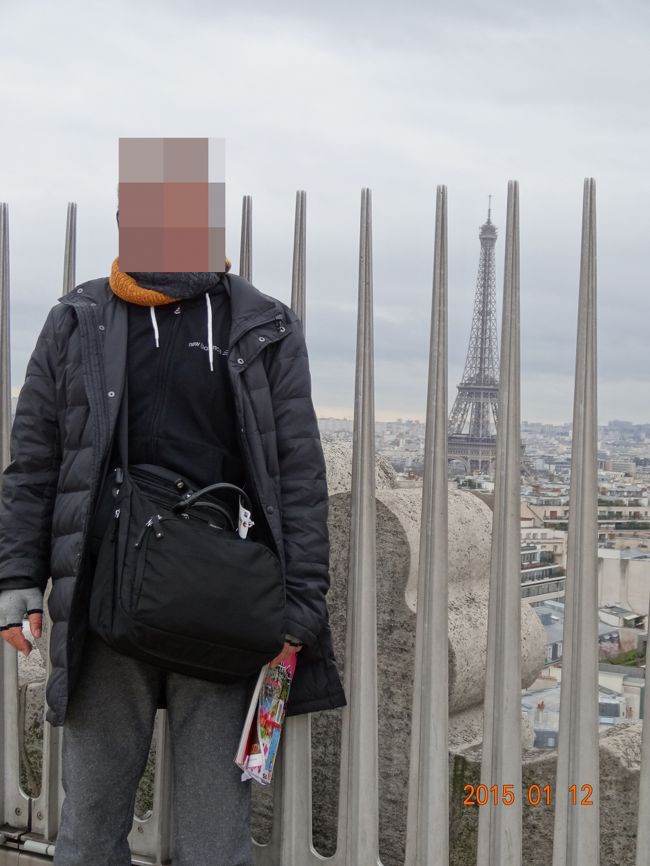 ちょうど柵の隙間から見えるエッフェル塔と撮ってみました。