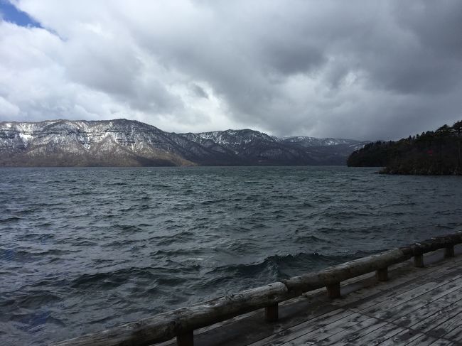 十和田湖です。寒々しい景色ですよね～<br />その上、朝起きたら雪が降っていました（汗）<br />フロントでは、何人ものお客さんが「スタッドレスタイヤ履いてないんですが大丈夫ですか？」と。<br />「水分多いんで大丈夫です」とのことでしたが<br />峠を越えて弘前に向かう最中、フィットの温度計が2℃に、、、「道路凍る、、、」と恐ろし思いをしながら走りました。