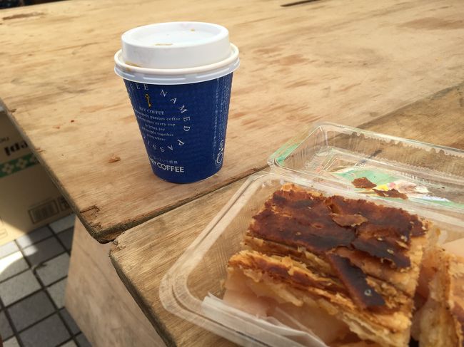 弘前と言えばアップルパイ！<br />弘前城に入る前に催し物で、何十人分だったかの大きなアップルパイを作り、それを適当な大きさに切って販売していました。これが美味しかった！有名店のアップルパイも食べ比べしたのですがこっちの方が美味しかった♪