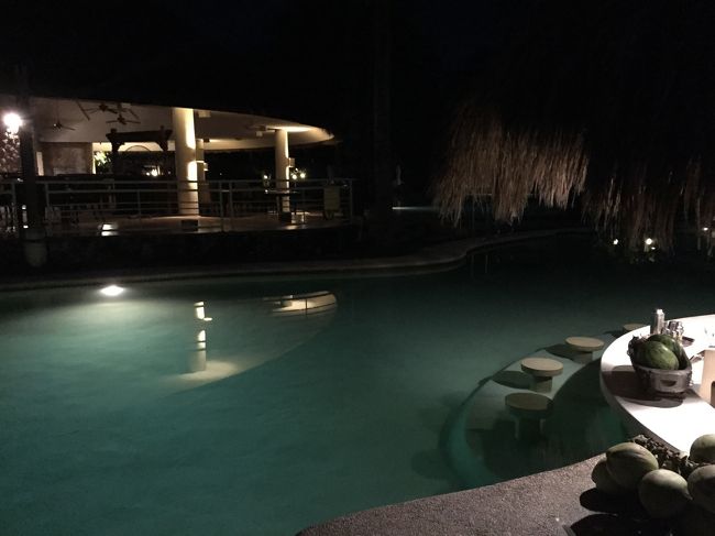 部屋も案内してもらい、一息ついたので敷地内散策。<br />プールもライトアップされていて素敵です。<br />プールバーは、24時間営業してます。