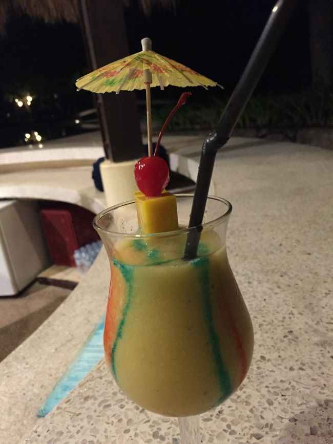 プールバーで1杯<br />レインボーインザスカイっていうカクテル。<br />これ、うまーーー⸜(* ॑꒳ ॑*  )⸝<br />マンゴーの味がよく出ていてホントに美味しかった。<br />ハマって、滞在中ことある事に飲んでました。<br />お酒も、ホテルだと思えば比較的お手頃価格。<br />これが、600円ちょっとくらい。<br />街中と比べたら格段に高いですけどね…<br /><br />という感じで、夜も更けてきたので明日も早いし、おやすみなさい…