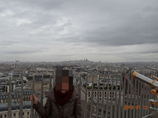 遠くにモンマルトルの丘。