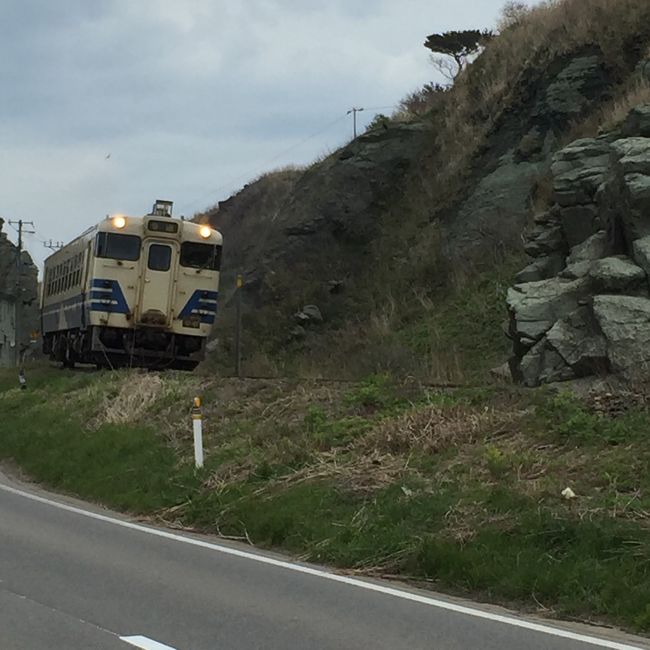 五能線の列車です。<br />海沿いを走るので列車からの景色は最高ですよ！列車好きのタモリも好きな路線です。