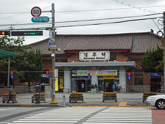 バスはいくつかの停留所を回りながら、11:46、慶州駅を通過。