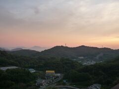 だんだんと赤く染まっていく西の空…。