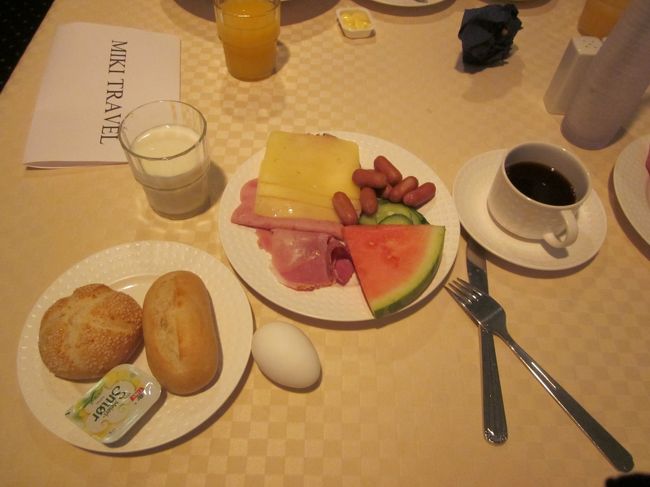 朝食です。<br />当初の予定では、朝早く発つのでBOXの予定でしたが、ドライバーさんのアドバイスにより出発を遅らせたのでホテルでの朝食となりました。<br />7時30分バスに乗ってホテルを出発<br />今日はノールフィヨルドからソグネフィヨルドを経てハダンゲルフィヨルドのウルヴィックまでの長旅です。