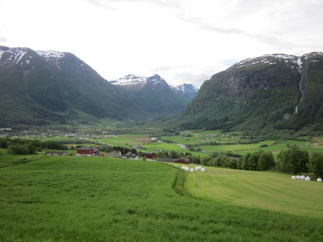 スキー場から下りた先のボーテ渓谷？(地図では町の名前がBYRKJELOとありました)<br />谷間の鄙びた村と言った感じで、とてもいい感じです。<br />