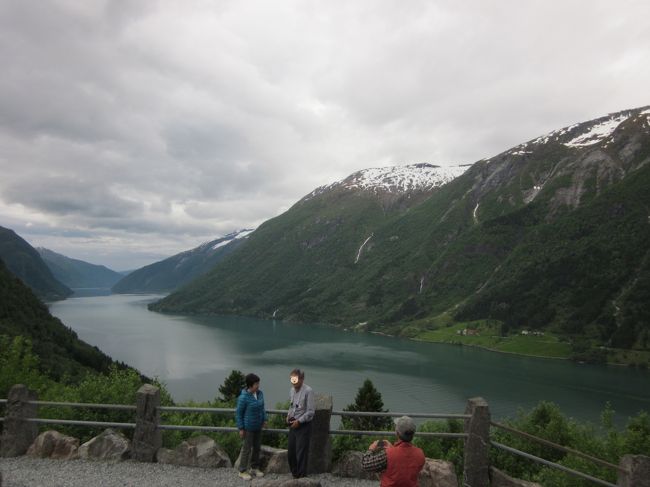 ソグネフィヨルドまでやってきました。<br />道路沿いの展望台です。<br /><br />