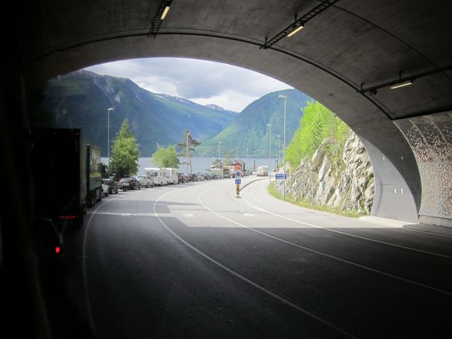 10時過ぎにマンヘレル(Mannheller)に到着<br />フェリーを待つ車列にバスも並びます。