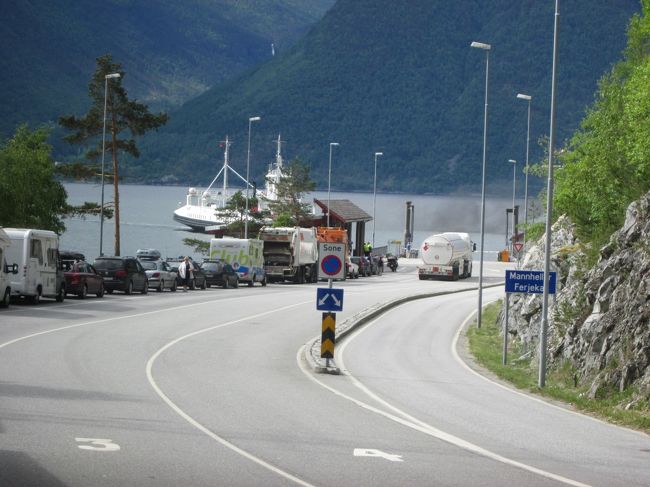 ソグネフィヨルドをフェリーで渡ります。