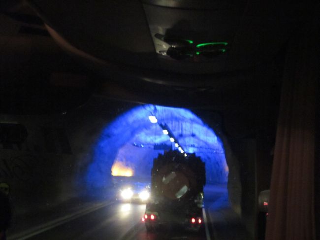 長いトンネルが続き単調なので、途中3箇所に青い照明があります。