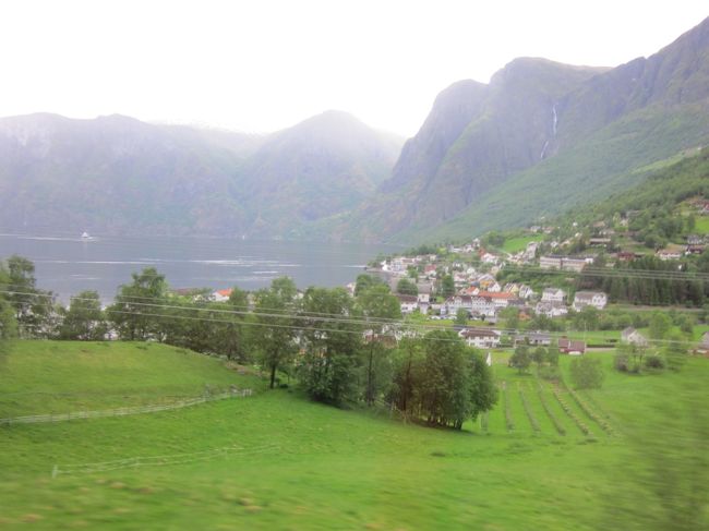 フロムの町を通り過ぎクドヴァンゲンへ向かいます。<br />クドヴァンゲンからフェリーに乗って、このフロムへ戻って来ます。