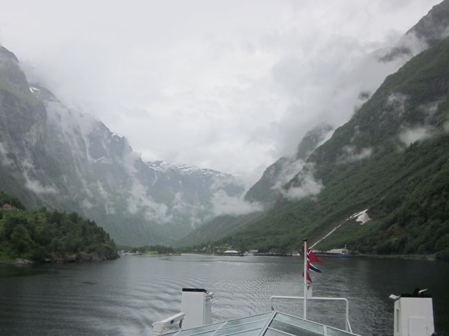 ネーロイフィヨルド、後方はクドヴァンゲン<br />(世界遺産：西ノルウェーフィヨルド群 - ガイランゲルフィヨルドとネーロイフィヨルド)