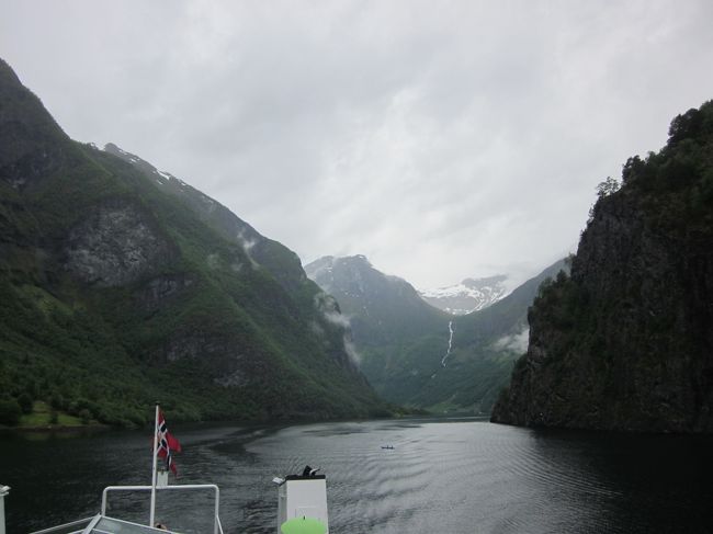 ネーロイフィヨルドは、ソグネフィヨルドの一部、枝別れしたフィヨルドです。<br />フェリーはガイランゲルフィヨルドのフェリーと同様に日本語の案内がありました。<br />