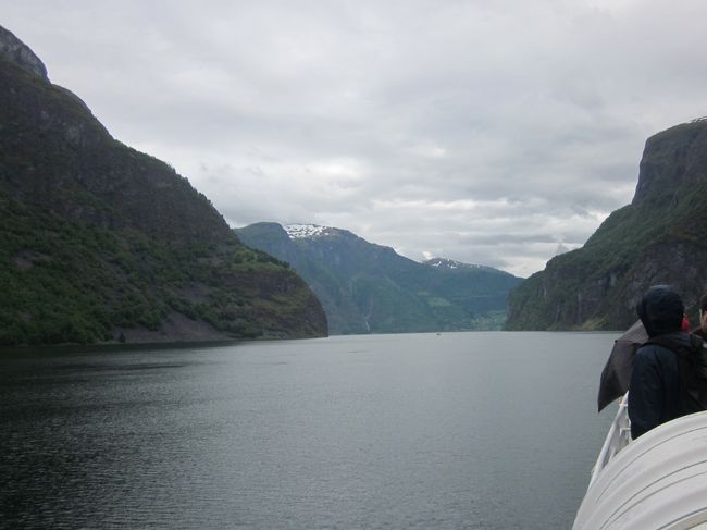 ソグネフィヨルドを進みます。