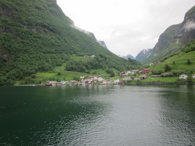 フェリーなので途中の町にも立ち寄ります。