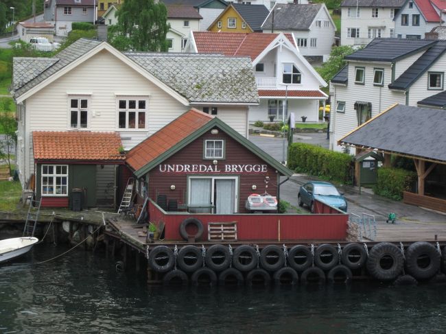 Undredal の港へ接岸です。