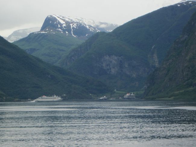 フロムの港、大型の客船3隻が停泊しているのが見えます。