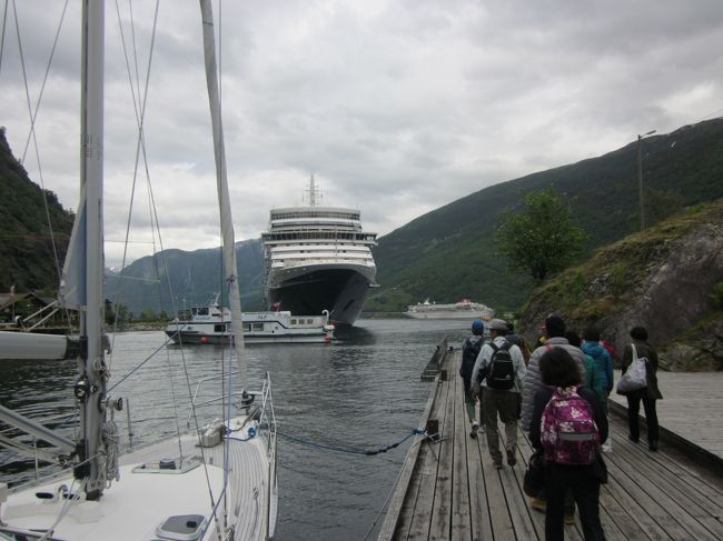 クイーンエリザベスは岩壁に接岸していたが、奥の客船は、はしけで港との往復です。