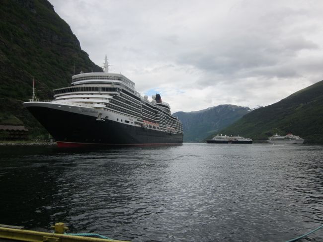 フロムに停泊するクイーンエリザベスと2隻の大型客船