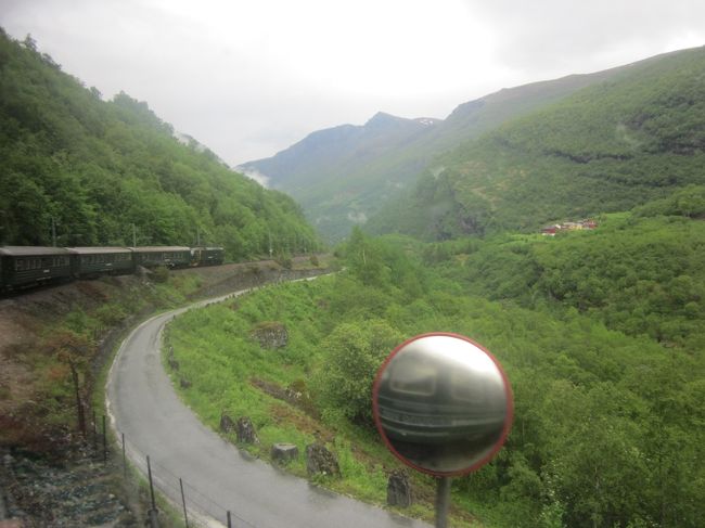 谷間を縫うように走ります。