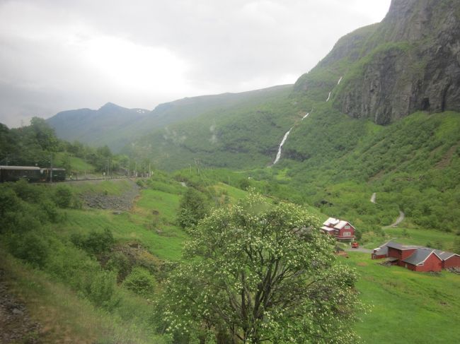 ときおり、ポツンと民家が現れます。