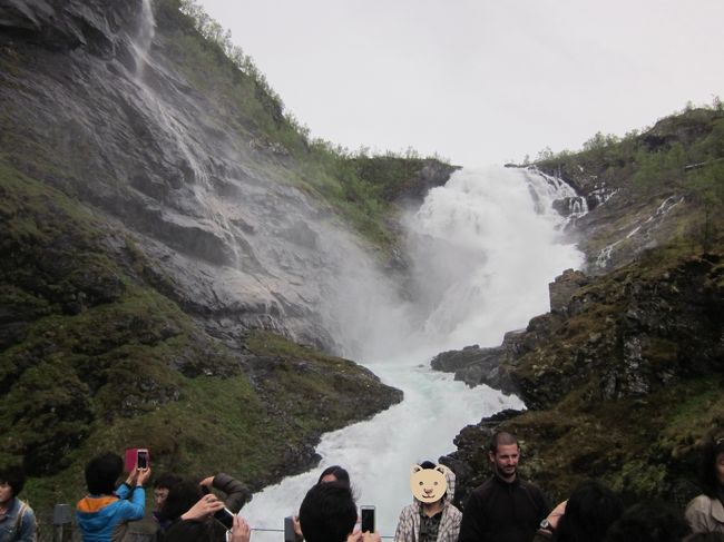 17時03分ショースの滝に到着し、電車は5分間の停車