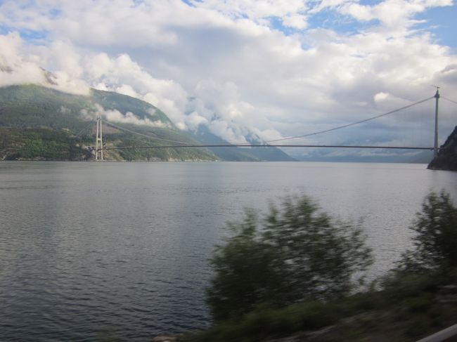 ハダンゲルフイヨルドに架かる吊り橋<br />明日の午後、対岸に渡りますが、未だ開通していないのでフェリーで渡ることになります。<br />