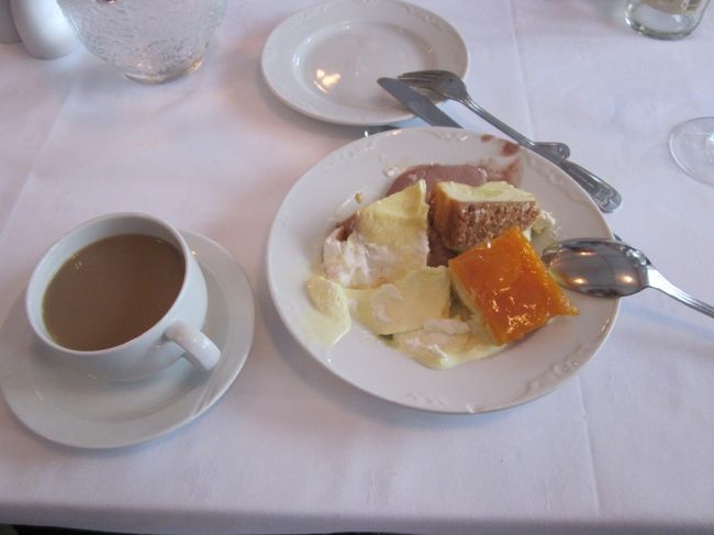 デザートも沢山いただきます。