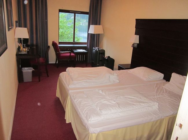 部屋は広くありませんが、きれいです。フイヨルドに面していました。<br />バスタブはありましたが、食後ではお湯が出ません。<br />添乗員さんかドライバーさんと2人でクレームをつけたら、先に入った日本人(某語のツアーさん)で湯を使い切ったと言われたそうです。<br />