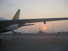 3月３日、仕事を終え、家で着替えてから関空へ。バンコクのスワンナプーム空港でブータン国営のドゥルック航空に乗り換えです。ちょうど日が昇ってきました 