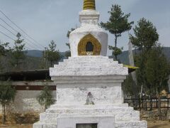 空港でガイドがお出迎え。首都のティンプーに向かう途中でまずは「ダショー西岡氏のチョルテン（仏塔）」に寄ります。西岡さんはブータンの農業発展に貢献した方で、「ブータンの農業の父」と呼ばれているそうです。ダショーとは「最高に優れた人」を意味する尊称です