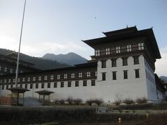 日没近くなりました。向かうのはブータンの政治、宗教の中心地ともいうべきタシチョ・ゾン