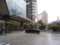 交差点を渡ったところに
ロッテシティホテル麻浦があります。
こちらもロッテホテルのビジネスホテル版。

雨降っているのでここから地下に降りてみましょう。