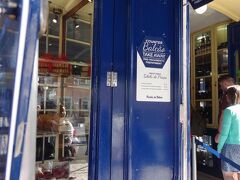 一通り修道院をまわり、隣接の教会を見学したところで史跡は十分という気分になってしまいました。発見のモニュメントが改装中だったこともあり、史跡はおしまいにして、近くの有名な菓子店パステイス・デ・ベレンへ。テイクアウトも行列でしたが、すぐ順番が来ました。