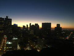 サンフランシスコでの朝

時差ボケで早起きをしてしまったら、部屋から幻想的な朝焼けを見ることができました。

今回はSPG会員フロアである２３階に宿泊しました。
遮るものがない景色で開放的でした。