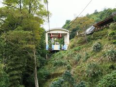 温泉街をさらに奥に入り、ロープウェイに乗りました。
写真は、ロープウェイの中間駅で、ロープウェイの中間駅は、大変珍しいそうです。
その中間駅にあるのは…