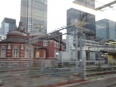 東京駅に停車です。