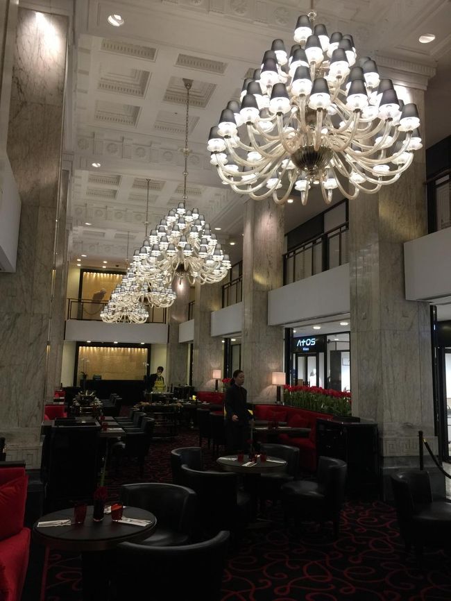 天井が高いのがこの界隈のビルの特徴。<br />どこも高級です。