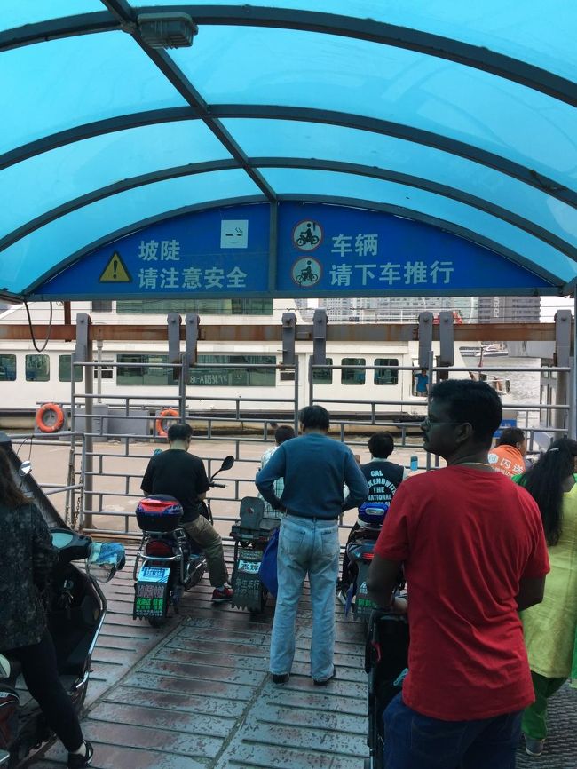 帰りは別ルートのフェリー乗り場へ。<br />ほとんどバイクだらけ。<br />バイクから降りて乗れって、書いてあるけど守りません。