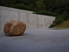 韓国の芸術家李禹煥。彼の作品を所蔵する李禹煥美術館（内部は撮影禁止）。建物は安藤忠雄の設計。屋外にも作品があります。海と山に囲まれた静寂な環境に作品が融けこんでいます。