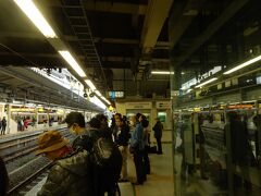 朝７時のスーパーあずさで松本に出発。

指定席が売り切れのため、６時半に自由席に並んだのですが、かなりの混雑。
７時の時点で、新宿から既に立ち席が出る状況でした。