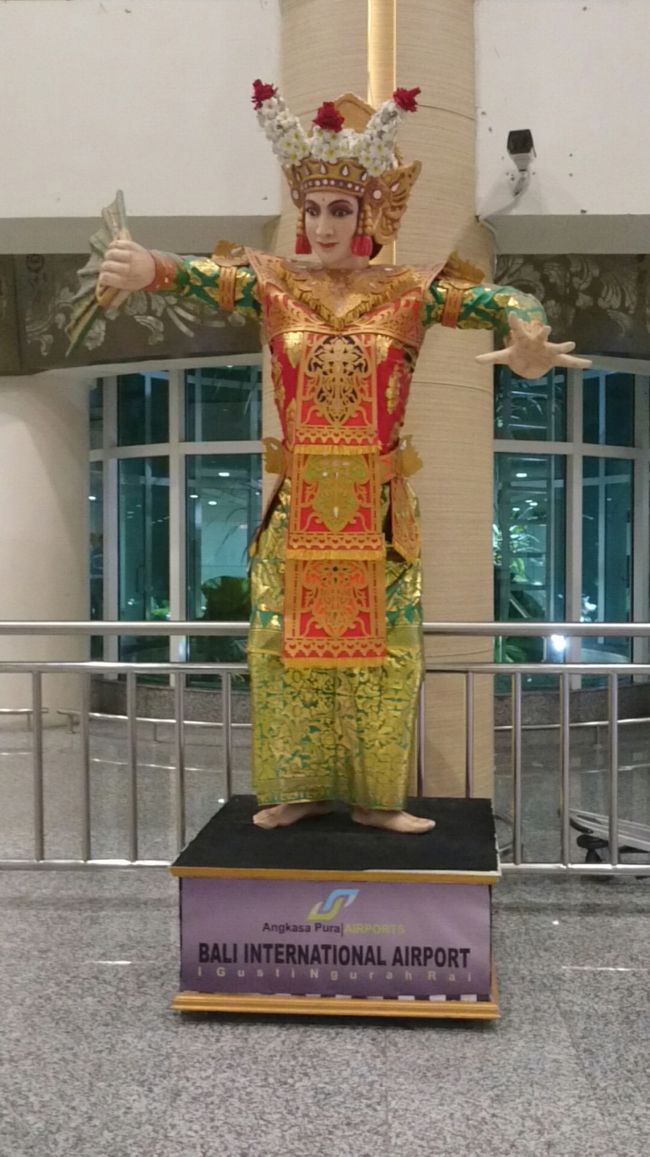 ングラ・ライ国際空港<br />入国審査はスイスイ<br />ポーターも現れず<br />でも…荷物が出てこない<br />ﾁ───(´-ω-｀)───ﾝ