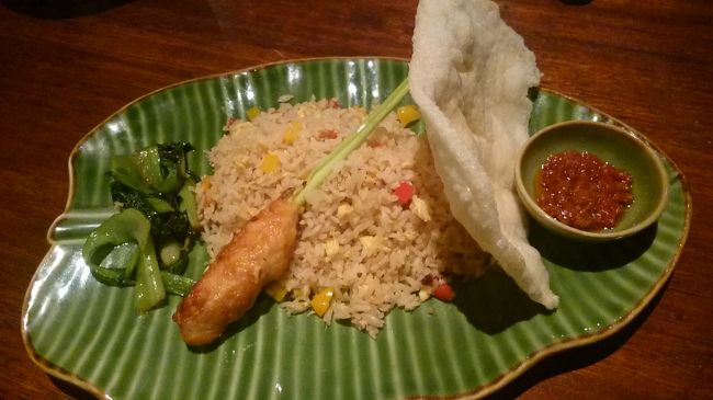 サンバルシュリンプ<br />ナシゴレン<br />この旅で何度か食べたけど、<br />ここのナシゴレンがいちばん美味かったなぁ。。<br /><br />どの料理もジェンガラのお皿で盛り付けられていて、このとき、ジェンガラ本店でお皿を大人買いしようと決意(￣▽￣)ﾆﾔﾘｯ