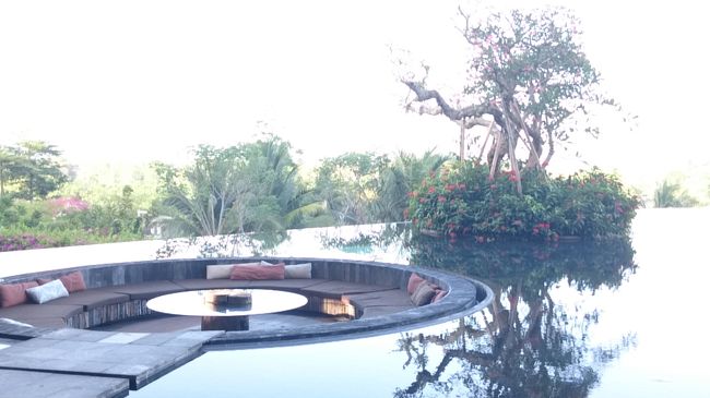 リンバジンバラン<br />ロビーで休憩できるとこ<br />池へ落ちる人はいないのだろうか（笑）