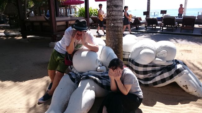 サヌールでシーウォーカー<br />こんな石像がいっぱいあった（笑）