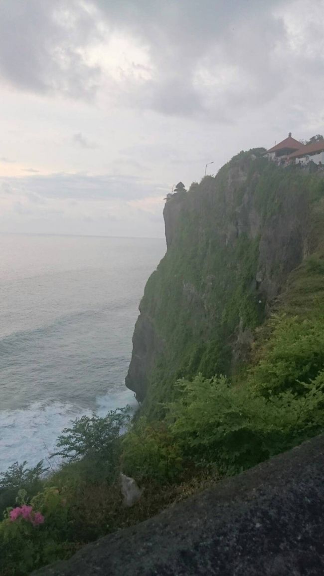 ウルワツ寺院<br />雑誌とかのアングルもこの位置じゃないかなと、パチリ！