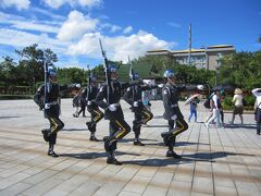 10時からの衛兵交代式を見学。モスグリーンの制服なので、陸軍でしょうか。おととい中正紀念堂でも見たけど、一糸乱れぬ動きがやっぱり見事です。それと、中正紀念堂は10分ほどで終わったけど、こちらは20分以上かかるので長く見れます。行進について歩くこともできます(笑)。屋外なので、その分暑いけど。