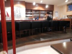 予約の時間は１３時１５分。
ランチの喧騒も一段落といった雰囲気でした。

カウンター席＋椅子席のゆったりとした配置。
予約していたのでボックス席でとても落ち着いた雰囲気でした。

和傘のオブジェなどもあり「和」を意識したインテリア。だけどイタリアン。